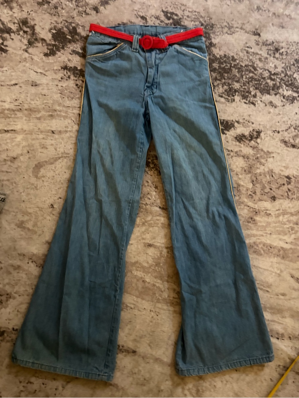 Vintage Good Heart High-Rise Flared Jeans with Red Belt 🌵28